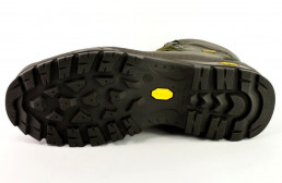 Podeszwa buta trekkingowego wyposażona w technologię Vibram