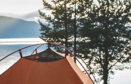 Pomarańczowy namiot na tle jeziora