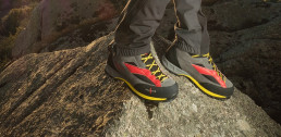 Wysokie buty trekkingowe na tle skał