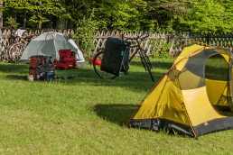 Żółty namiot na polu namiotowym
