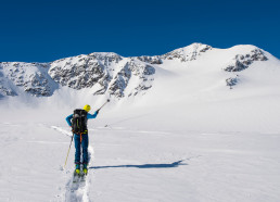 narciarz skiturowy na tle gór