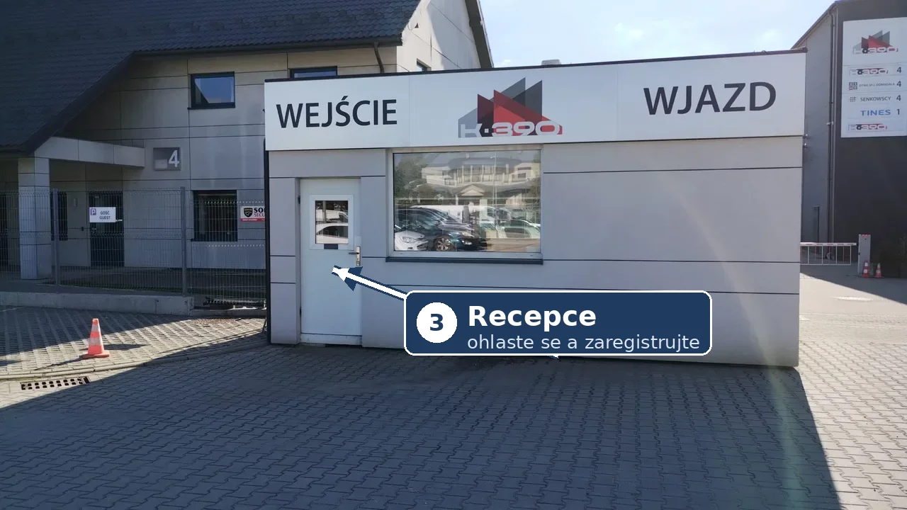 Dveře recepce pod nápisem WEJŚCIE